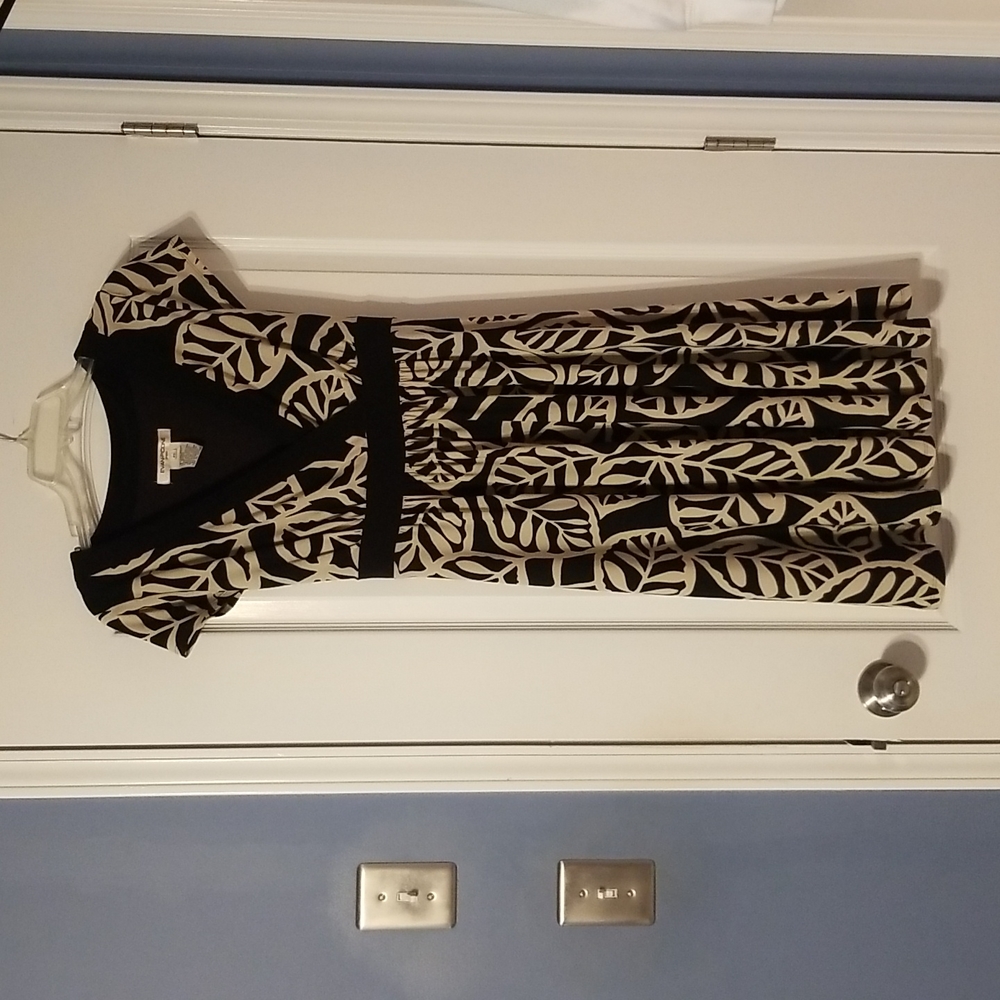 Short sleeved leaf print dress
